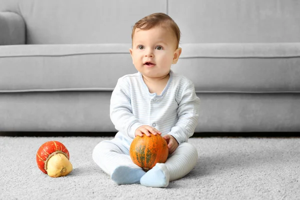 Bambino con zucche — Foto Stock