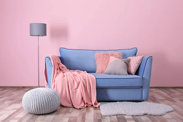 Sofá confortável com travesseiros — Fotografia de Stock
