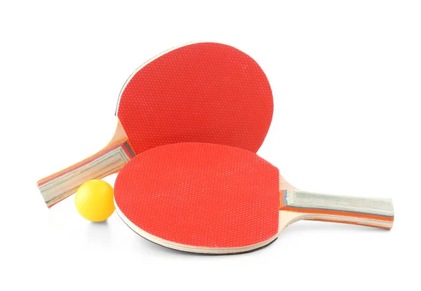 Ping pong racketar och boll, isolerad på vit — Stockfoto