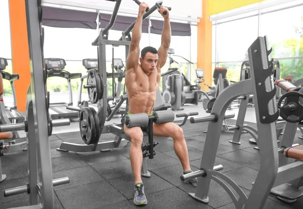 Musculoso hombre entrenamiento en gimnasio — Foto de Stock