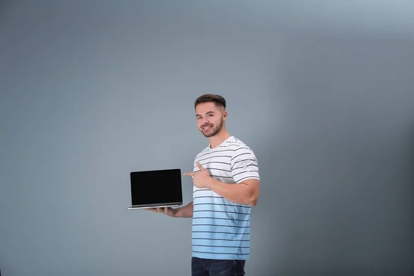 Joven con el ordenador portátil — Foto de Stock