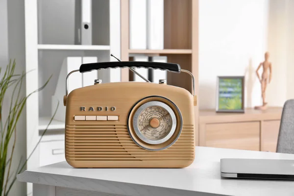 Moderne radio op tafel op kamer — Stockfoto