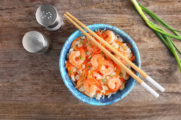 Tigela com delicioso arroz frito de camarão — Fotografia de Stock