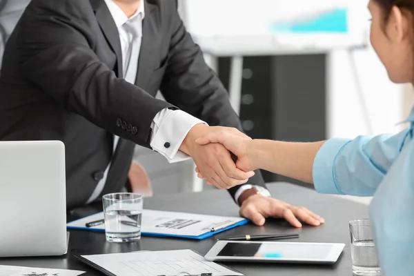 Young manager and client shaking hands — Stock Photo, Image