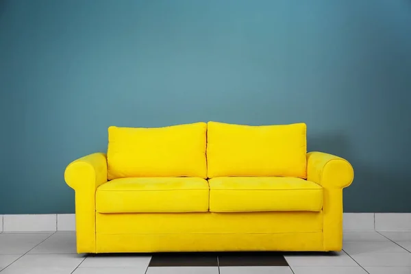 Wygodna sofa z poduszkami — Zdjęcie stockowe