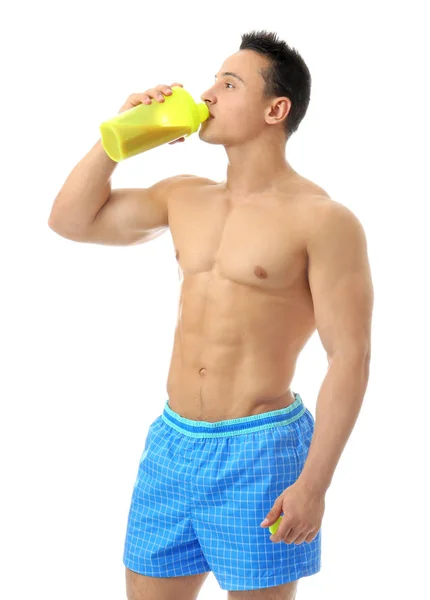 Guapo joven bebiendo batido de proteína sobre fondo blanco —  Fotos de Stock