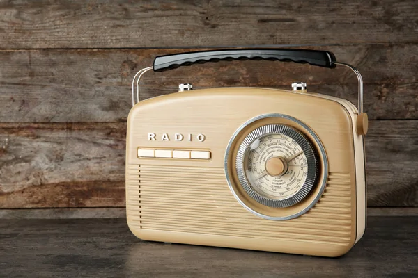 Rádio retro em fundo de madeira — Fotografia de Stock