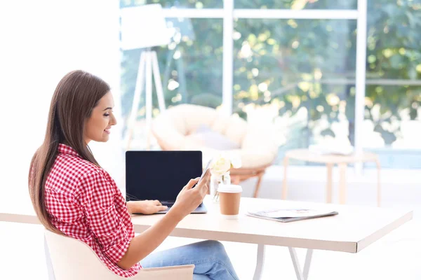 Jovem mulher com laptop — Fotografia de Stock