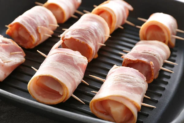 Pépites de poulet enveloppées de bacon — Photo
