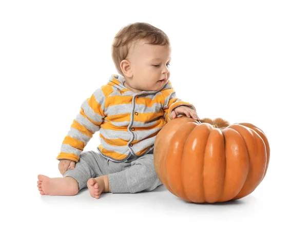 Entzückendes Baby mit großem Kürbis auf weißem Hintergrund — Stockfoto