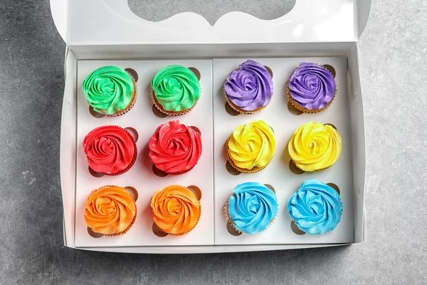 Caixa com cupcakes saborosos — Fotografia de Stock