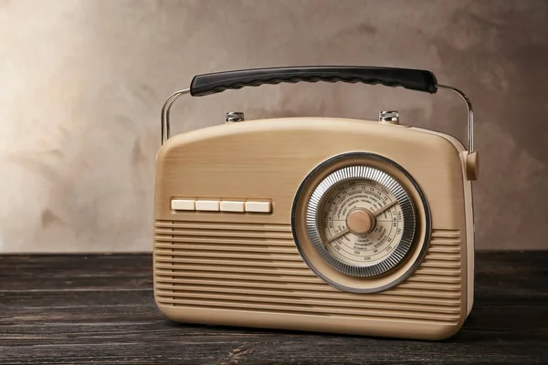 Retro radio op de achtergrond kleur — Stockfoto