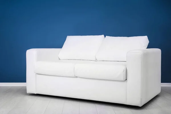 Wygodna sofa z poduszkami — Zdjęcie stockowe