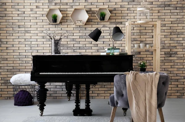 Diseño moderno de la habitación con piano vintage — Foto de Stock