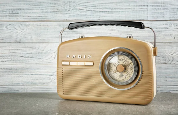 Radio retro sobre fondo claro — Foto de Stock