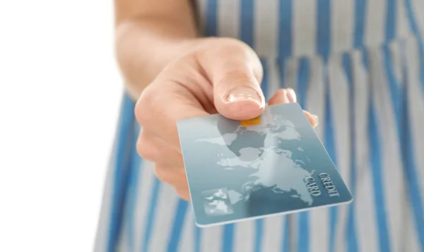 Mulher segurando cartão de crédito, close-up — Fotografia de Stock