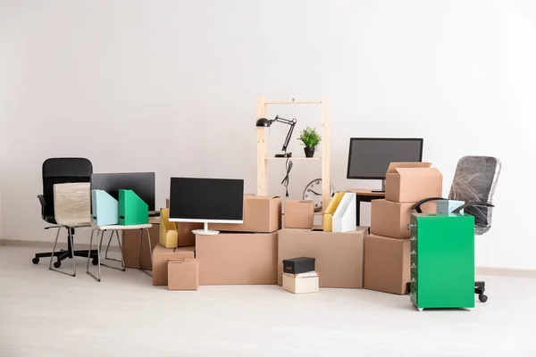 Boîtes de déménagement et différentes choses dans le nouveau bureau — Photo