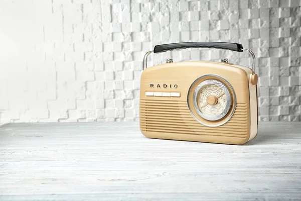 Retro radio op lichte achtergrond — Stockfoto