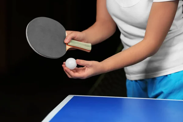 Woman playing table tennis indoors — Stock Photo, Image