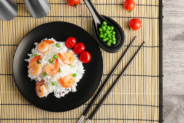 Πλάκα με νόστιμες γαρίδες τηγανητό ρύζι — Φωτογραφία Αρχείου