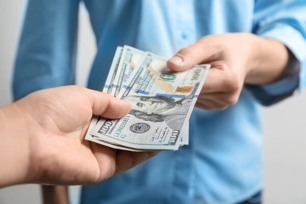 Женщины передают деньги
