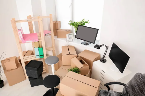 Verhuisdozen en verschillende dingen in nieuw kantoor — Stockfoto