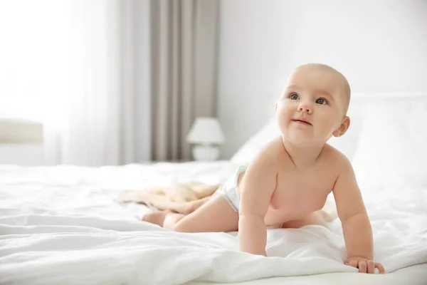 Babyjongen op bed — Stockfoto