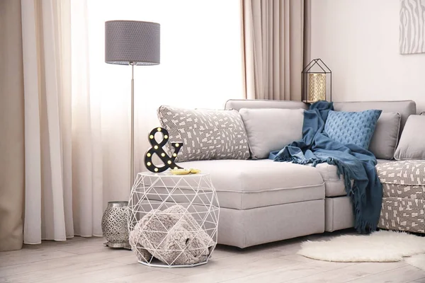 Interieur mit bequemem Sofa — Stockfoto