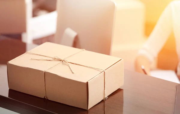 Paket auf dem Schreibtisch in der Post — Stockfoto