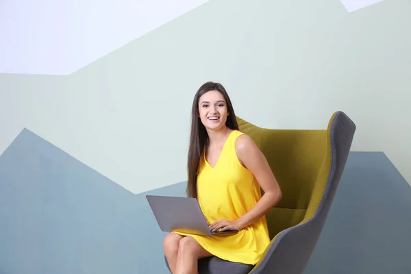 Young woman with laptop — Stock Photo, Image