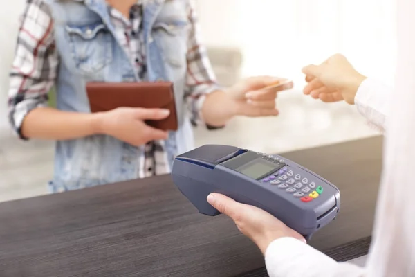 Mulher usando terminal bancário para pagamento de cartão de crédito dentro de casa — Fotografia de Stock