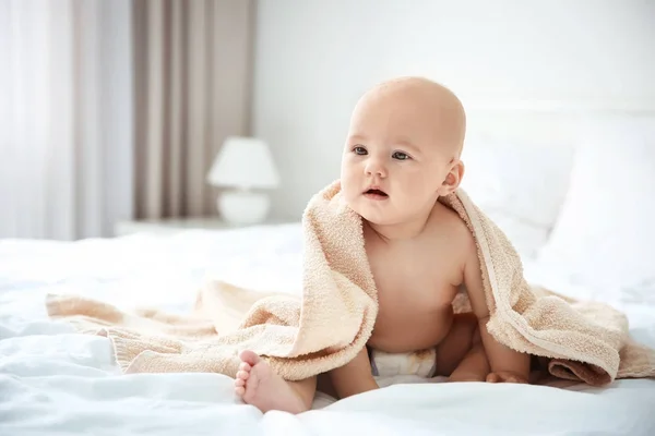 Boy with towel on bed — Stock Photo, Image