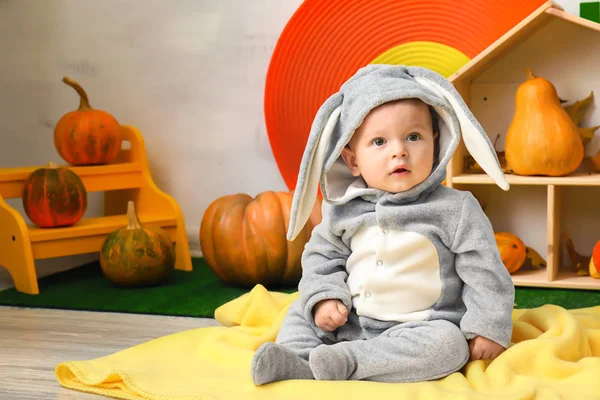 Adorable bebé en traje de conejo en el interior — Foto de Stock