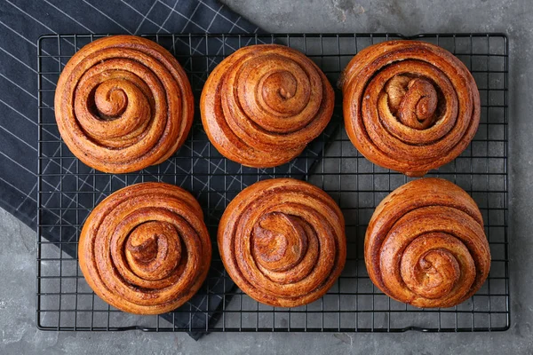 Cremalheira de refrigeração com rolos de canela doce — Fotografia de Stock