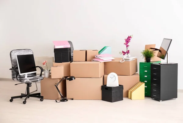 Verhuisdozen en verschillende dingen in nieuw kantoor — Stockfoto