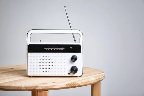 Rádio retro na mesa — Fotografia de Stock