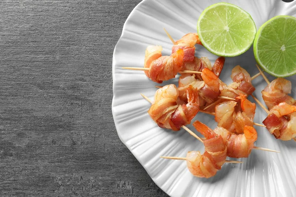 Plate with bacon-wrapped shrimps — Stock Photo, Image