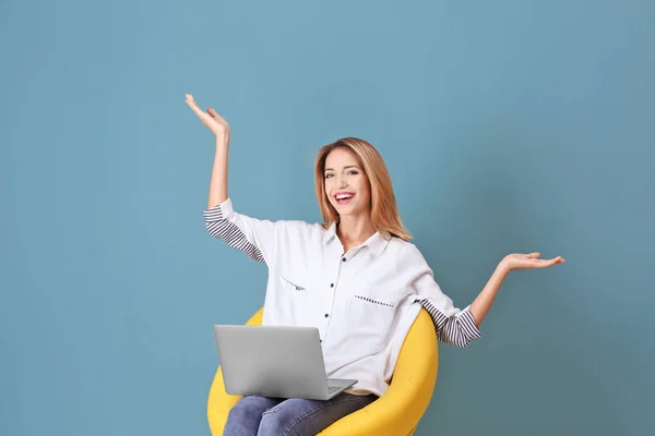 Jovem mulher com laptop — Fotografia de Stock