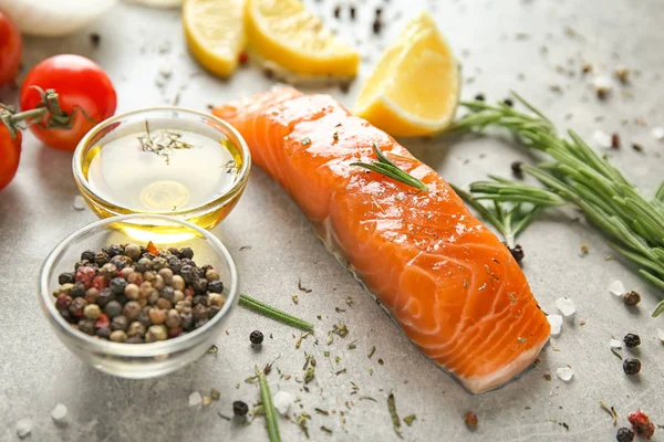 Scheibe Lachsfilet und Zutaten für Marinade — Stockfoto