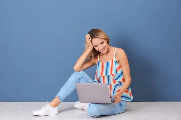 Jeune femme avec ordinateur portable — Photo