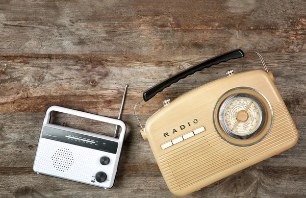 Retro radio op houten achtergrond — Stockfoto