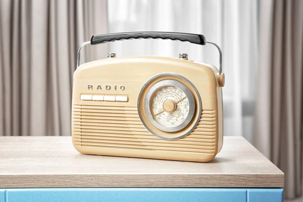 Rádio retro na mesa — Fotografia de Stock