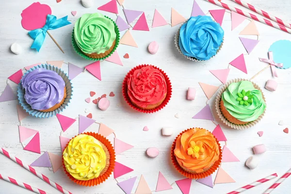 Lekker kleurrijk cupcake — Stockfoto