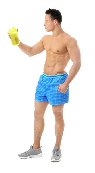 Schöner junger Mann mit Proteinshake auf weißem Hintergrund — Stockfoto