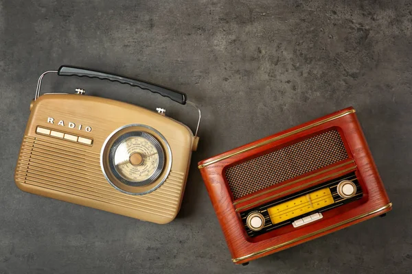 Rádios retro sobre fundo cinza — Fotografia de Stock