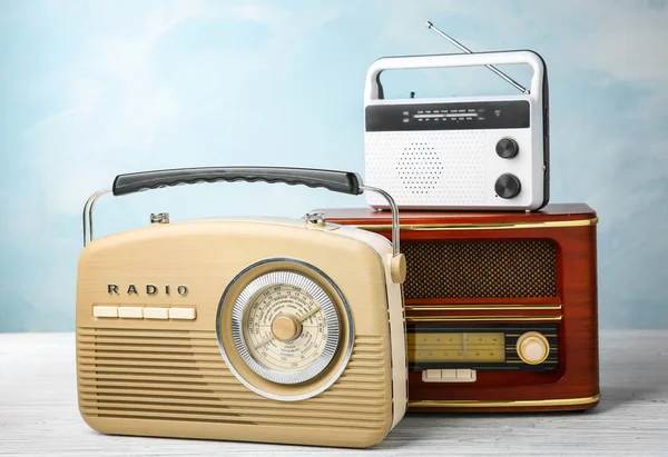 Radios rétro sur fond couleur — Photo