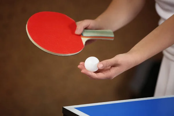 Mulher jogando tênis de mesa dentro de casa — Fotografia de Stock