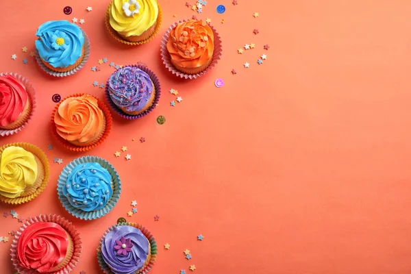 Ízletes cupcakes a szín — Stock Fotó