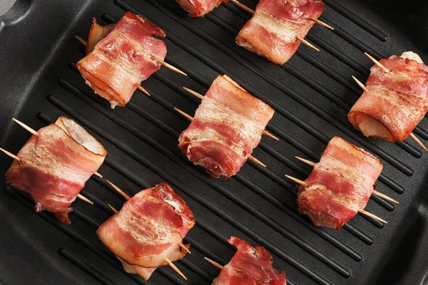 Pépites de poulet enveloppées de bacon — Photo