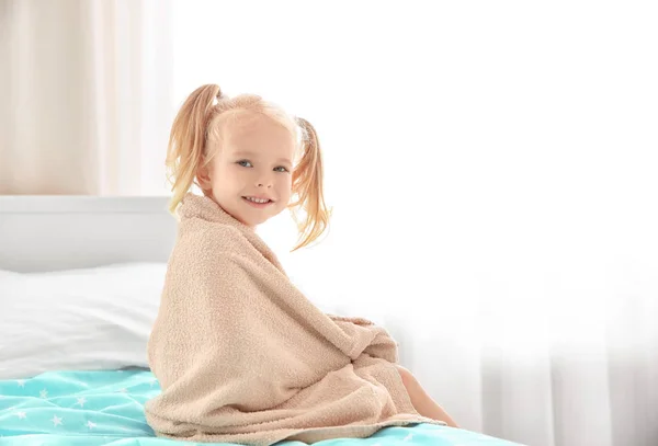 Nettes Kleines Mädchen Mit Handtuch Auf Dem Bett Hause — Stockfoto